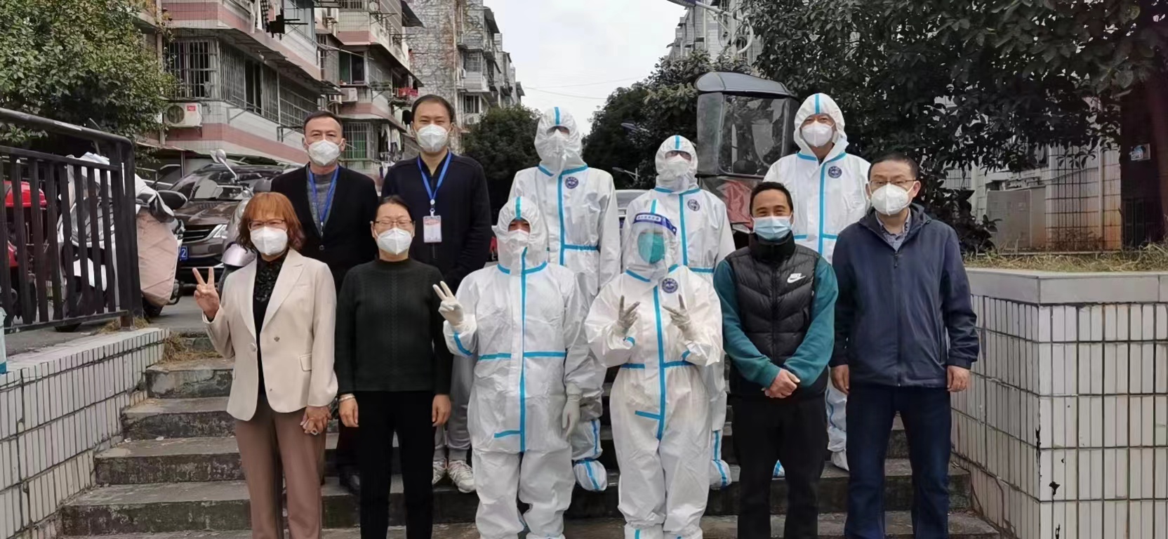 梨树园北苑社区铂莱国际官网集团自愿者合影.jpg