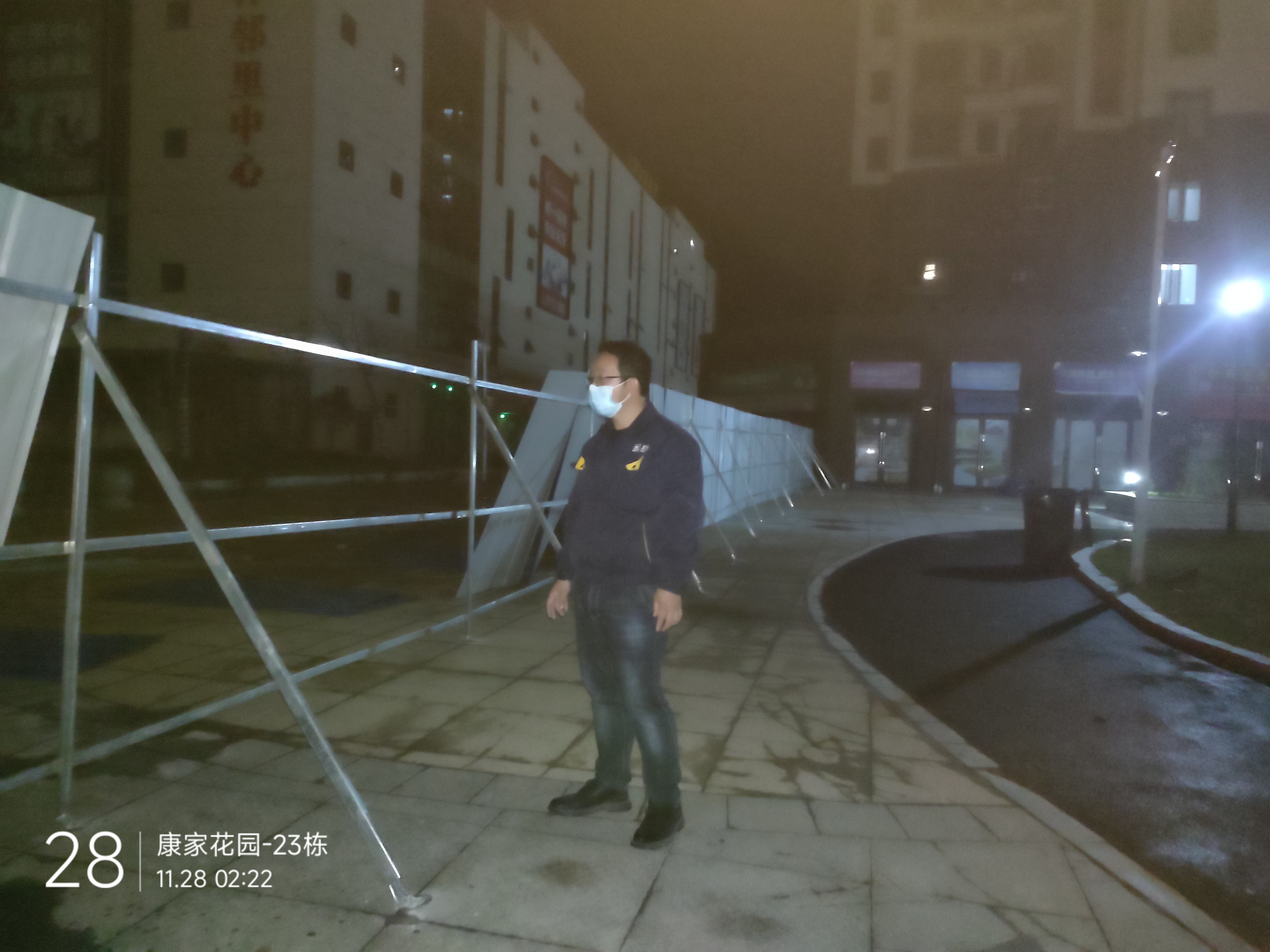 查看27日大风刮倒小区护栏复原情况.jpg