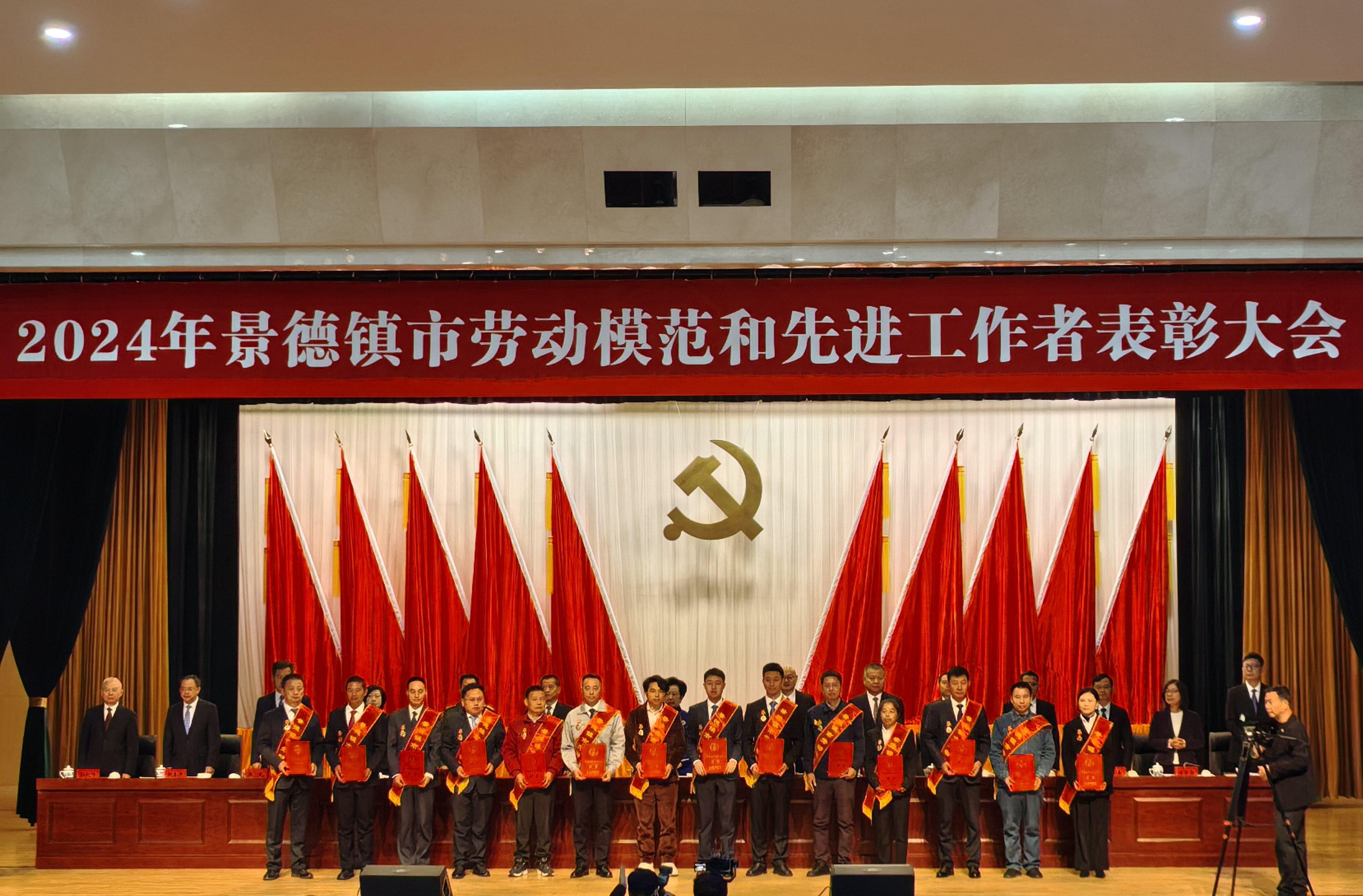 图1 赞美大会.jpg