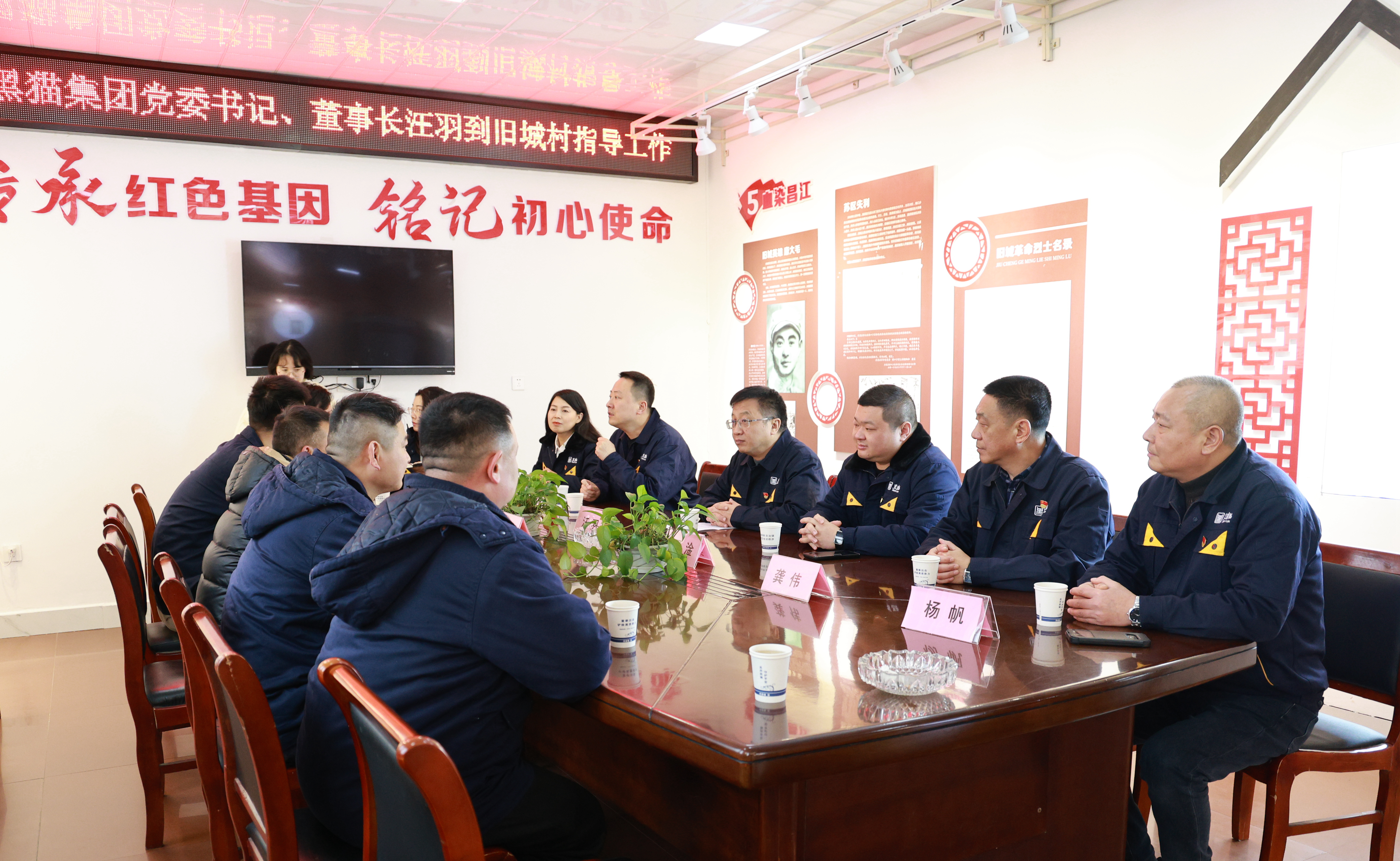 图2 座谈会.jpg