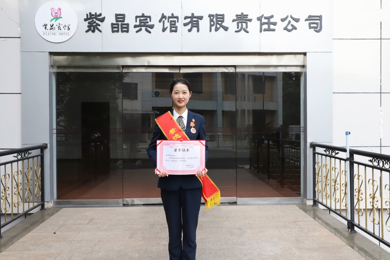 图4 获奖留念.jpg