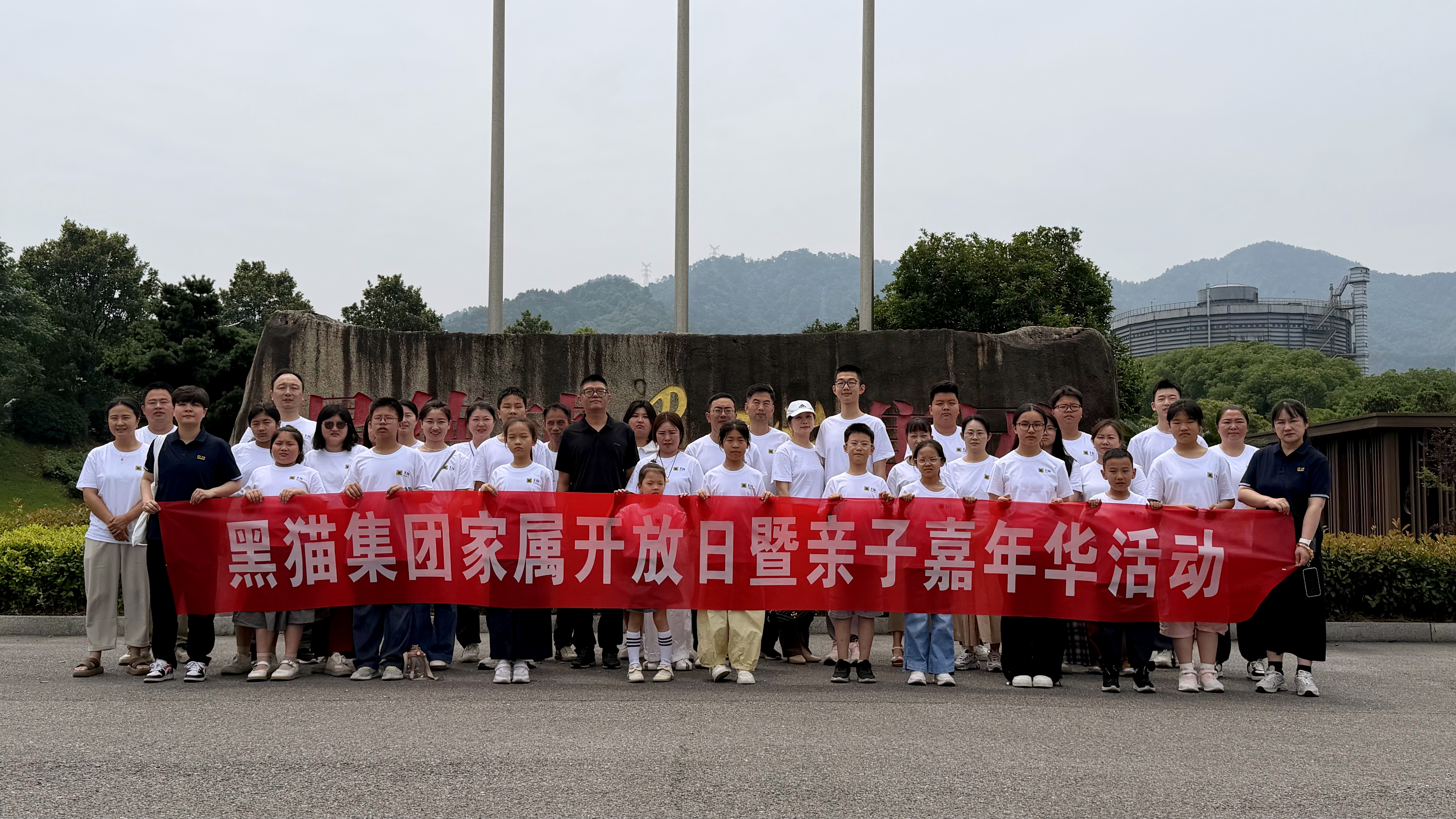 图1 合影留念.jpg 图1 合影留念.jpg